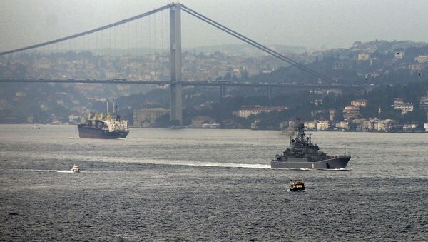 Um navio militar da Federação da Rússia atravessa o estreito de Bósforo, em Istambul, em 6 de outubro de 2015 - Sputnik Brasil