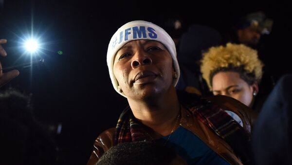 Mãe de Michael Brown Leslie McSpadden chora em Ferguson, Missouri - Sputnik Brasil