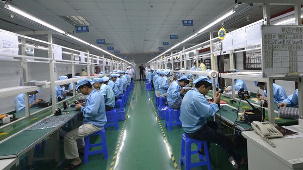 Trabalhadores de uma indústria na China. - Sputnik Brasil