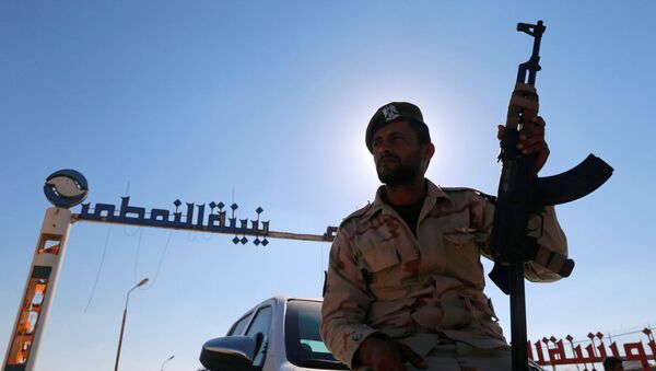 Militante das forças líbias leais a Khalifa Haftar (foto de arquivo) - Sputnik Brasil