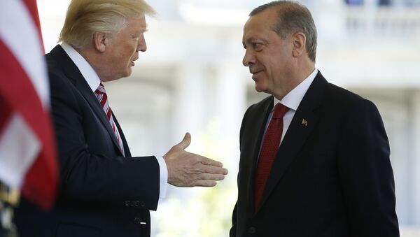 O presidente dos EUA, Donald Trump, conversa com o presidente da Turquia, Recep Tayyip Erdogan, na chegada entrada da Ala Oeste da Casa Branca, em Washington, EUA, em 16 de maio de 2017. - Sputnik Brasil