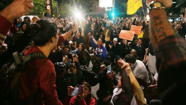 Protestos começaram na quarta-feira à noite em várias cidades, como São Paulo - Sputnik Brasil