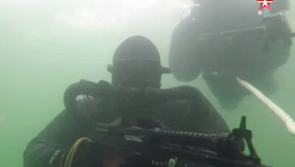 Mergulhadores militares russos em ação - Sputnik Brasil