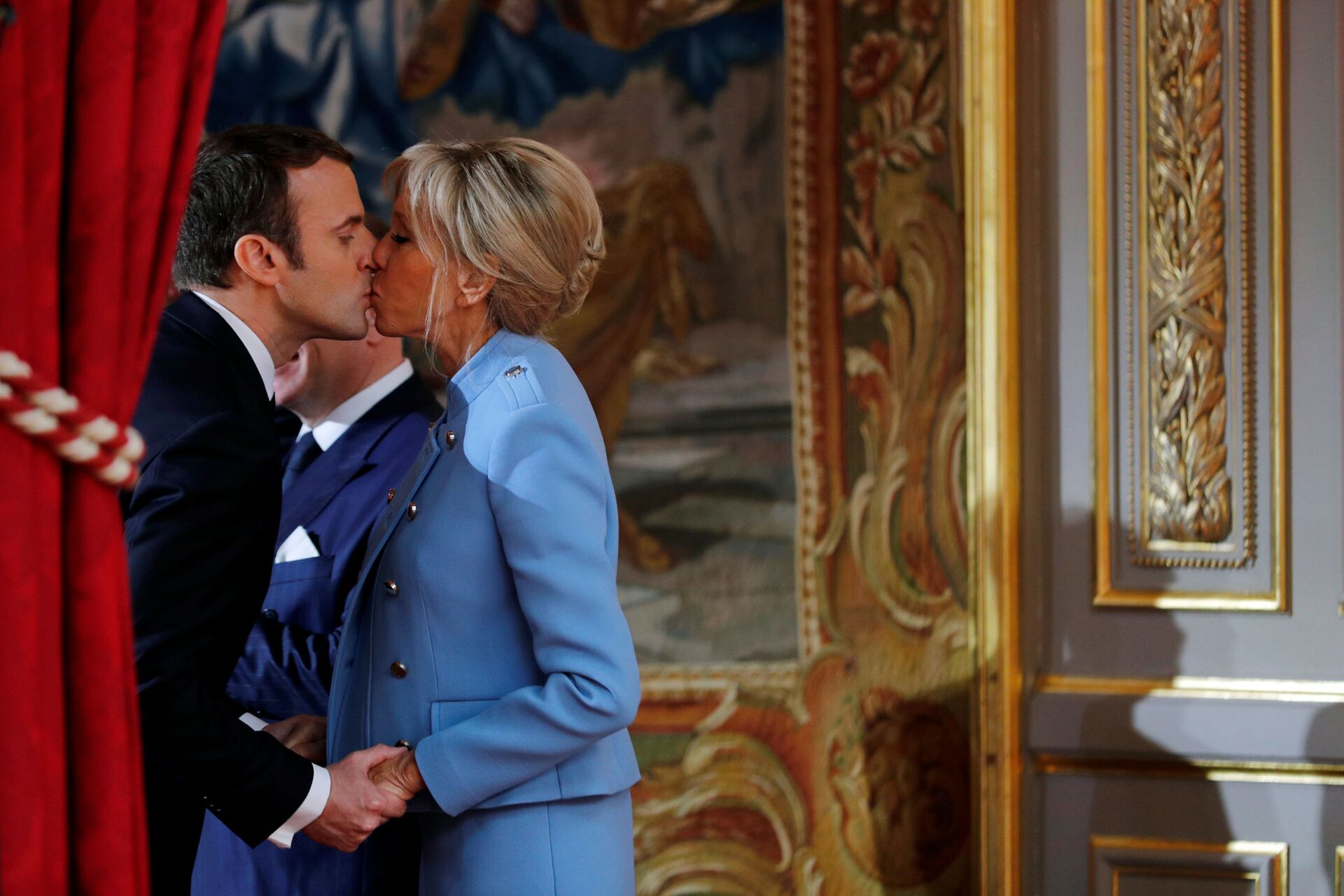 Presidente francês, Emmanuel Macron, beija sua mulher, Brigitte Trogneux, durante a cerimônia de tomada de posse - Sputnik Brasil, 1920, 21.12.2021