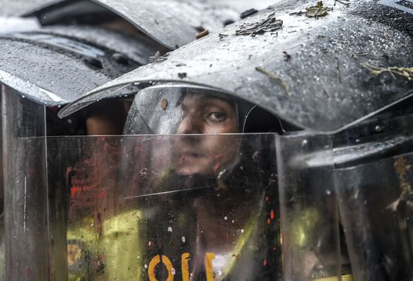 Polícia durante protestos na capital venezuelana - Sputnik Brasil