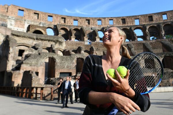 Tenista russa Maria Sharapova no Coliseu da capital italiana - Sputnik Brasil