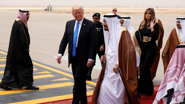 Saudi Arabia's King Salman bin Abdulaziz Al Saud (C) welcomes U.S. President Donald Trump and first lady Melania Trump (2-R) as they arrive aboard Air Force One at King Khalid International Airport in Riyadh, Saudi Arabia May 20, 2017 - Sputnik Brasil