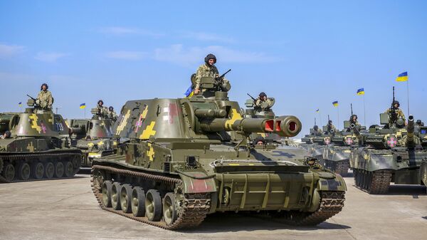 Equipamentos militares (tanque T-80) das Forças Armadas ucranianas no aeródromo militar en Chuguevo - Sputnik Brasil