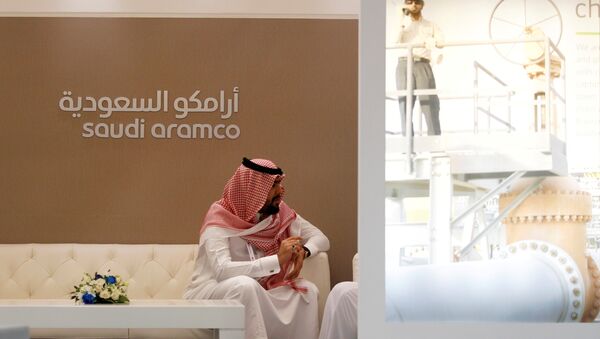 A Saudi Aramco employee sits in the area of its stand at the Middle East Petrotech 2016, an exhibition and conference for the refining and petrochemical industries, in Manama, Bahrain, September 27, 2016. - Sputnik Brasil
