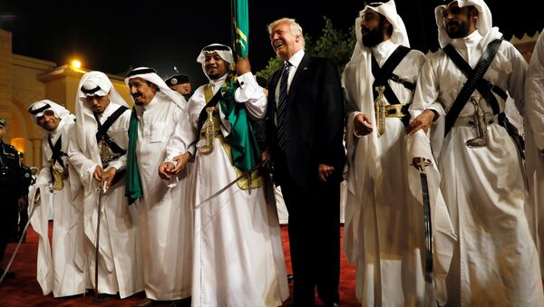 U.S. President Donald Trump dances with a sword as he arrives to a welcome ceremony at Al Murabba Palace in Riyadh, Saudi Arabia May 20, 2017 - Sputnik Brasil