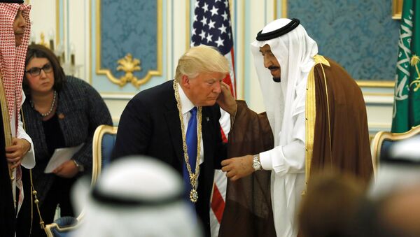 Saudi Arabia's King Salman bin Abdulaziz Al Saud (R) presents U.S. President Donald Trump (C) with the Collar of Abdulaziz Al Saud Medal at the Royal Court in Riyadh, Saudi Arabia May 20, 2017. Picture taken May 20, 2017 - Sputnik Brasil