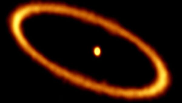 A estrela de Fomalhaut, rodeada por seu anel de gás e de poeira - Sputnik Brasil