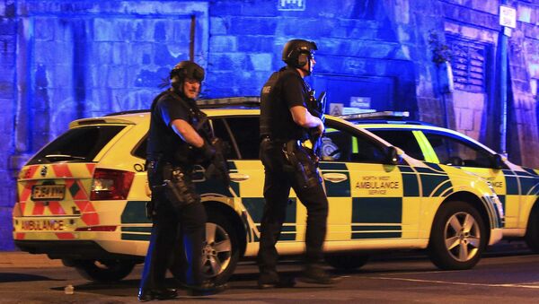 Polícia armada perto da Manchester Arena após a explosão no fim do concerto de Ariana Grande, em Manchester, Grã-Bretanha, 22 de maio de 2017 - Sputnik Brasil