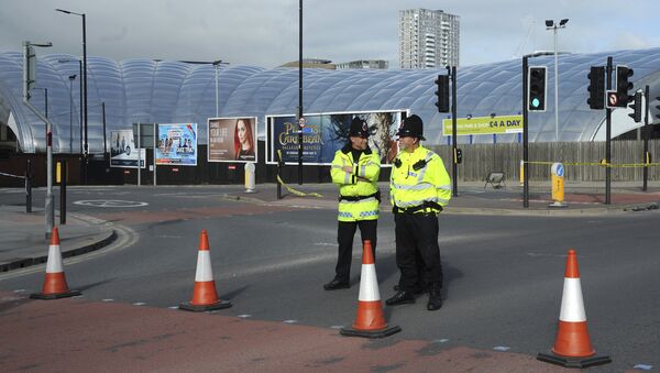 A polícia bloqueia a estrada perto do estádio Manchester Arena em Manchester, Inglaterra, 23 de maio de 2017 - Sputnik Brasil