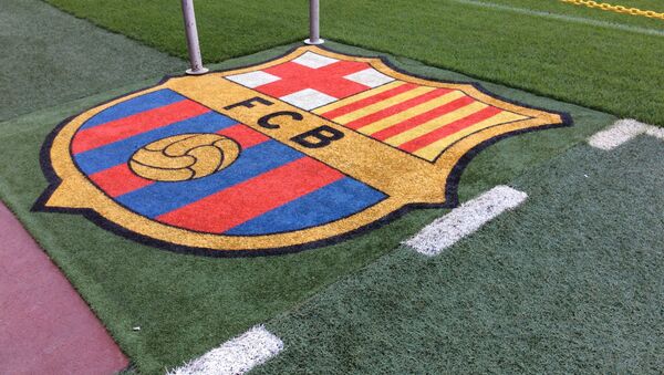 El logotipo del FC Barcelona, sobre el césped del estadio - Sputnik Brasil