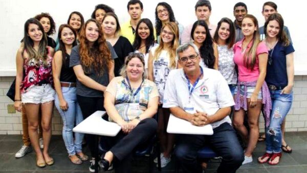 Viviane Mozine e Rafael Simões, coordenadores do Nuares, com estudantes da Universidade de Vila Velha. - Sputnik Brasil