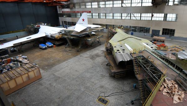 Os bombardeiros estratégicos russos Tu-160 durante a renovaçaõ da fábrica de Kazan - Sputnik Brasil
