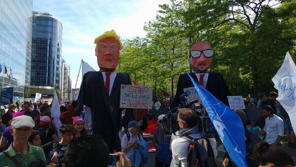 O protesto contra a visita de Trump a Bruxelas - Sputnik Brasil