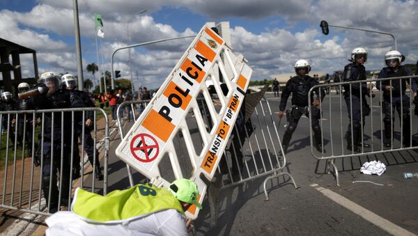 Manifestantes e PM entram em confronto - Sputnik Brasil
