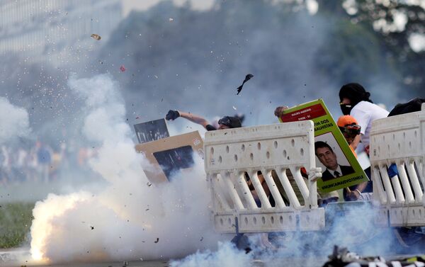 Polícia atirou bombas de gás lacrimogênio nos manifestantes - Sputnik Brasil