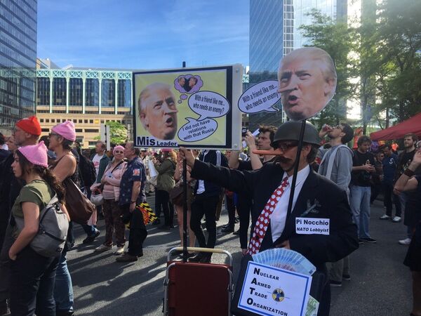 Donald Trump é chamado de mentiroso por manifestante em Bruxelas - Sputnik Brasil