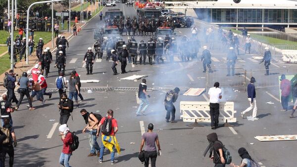 Polícia entra em confronto com manifestantes em Brasília - Sputnik Brasil