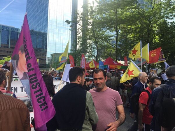 Vários grupos de manifestantes se reuniram em Bruxelas para protestar contra a presença de Donald Trump - Sputnik Brasil