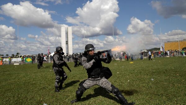 Confronto entre manifestantes e policiais em Brasília em protesto contra Michel Temer, 24 de março de 2017 - Sputnik Brasil