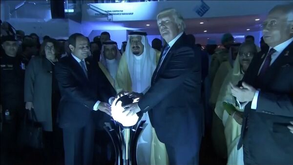 U.S. President Donald Trump places his hands on a glowing orb as he tours with other leaders the Global Center for Combatting Extremist Ideology in Riyadh, Saudi Arabia May 21, 2017 - Sputnik Brasil