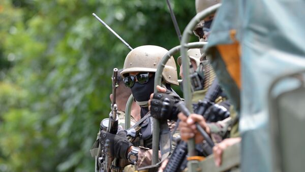 Soldados filipinos chegam à cidade de Mindanao, no sul do país, 25 de maio de 2017, dias depois de extremistas muçulmanos terem atacado a cidade. - Sputnik Brasil