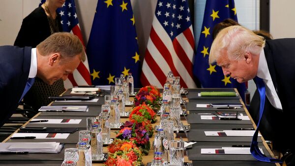 Presidente norte-americano Donald Trump e o presidente do Conselho Europeu Donald Tusk estão se sentando antes da reunião na sede da União Europeia em Bruxelas, maio 25, 2017. - Sputnik Brasil