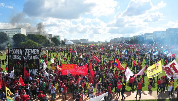 Representantes de centrais sindicais, movimentos sociais e público em geral protestando contra o governo em Brasília - Sputnik Brasil