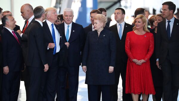 Donald Trump ajeita seu terno após empurrar o primeiro-ministro de Montenegro, Dusko Markovic - Sputnik Brasil