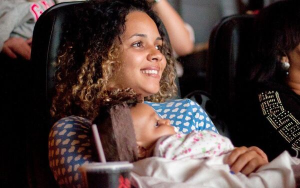 Projeto CineMaterna devolve vida cultural para pais pós maternidade - Sputnik Brasil
