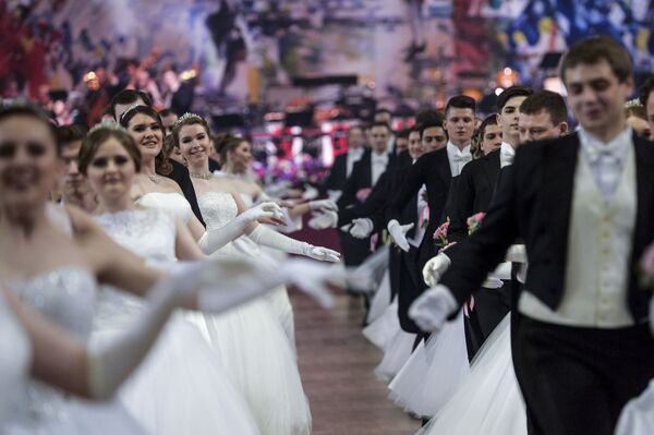 Participantes do Baile de Veneza, uma ação de beneficência em Moscou - Sputnik Brasil