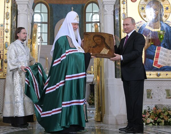 Patriarca Kirill recebe ícone de João Batista como presente do presidente russo, Vladimir Putin, por ocasião da bênção de uma nova catedral em Moscou - Sputnik Brasil
