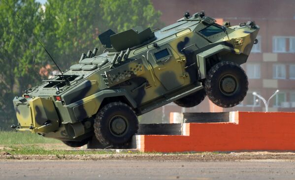 Veículo blindado de produção bielorrussa na exposição do equipamento militar Milex-2017 em Minsk - Sputnik Brasil