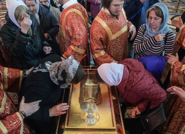 Fiéis ortodoxos rezam perante as relíquias de São Nicolau Taumaturgo na Catedral de Cristo Salvador - Sputnik Brasil