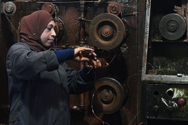 Trabalhadora da fábrica de produção de cabos elétricos no subúrbio sul de Damasco - Sputnik Brasil