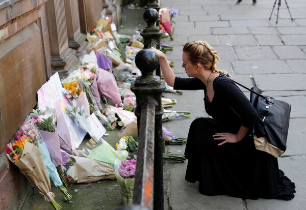 Menina depõe flores em homenagem às vitimas do atentado em Manchester, Reino Unido - Sputnik Brasil