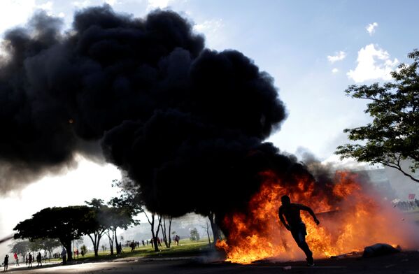 Barricada de fogo durante protestos contra o presidente Temer, Brasília - Sputnik Brasil