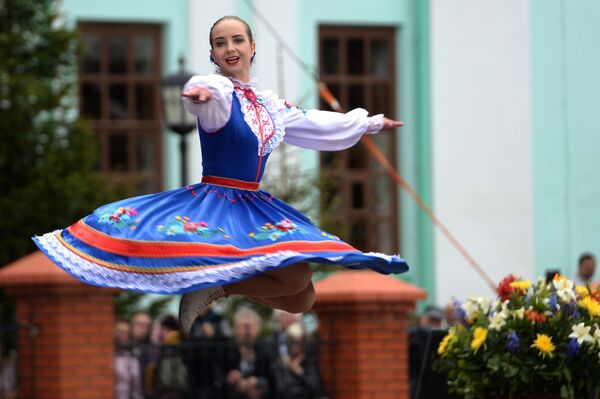 Bailarina de dança popular russa - Sputnik Brasil