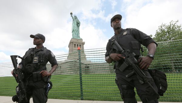 Polícia dos Estados Unidos vigia a Estátua da Liberdade em Nova York - Sputnik Brasil