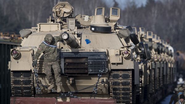 Tanques de combate de Abrams da 4ª Divisão de Infantaria do Exército dos EUA, a 3ª Brigada de Combate da Equipa, do 68º Armamento do Regimento e do 1º Batalhão de vagões chegam à estação ferroviária de Gaiziunai a cerca de 110 km a oeste da capital Vilnius, Lituânia. - Sputnik Brasil