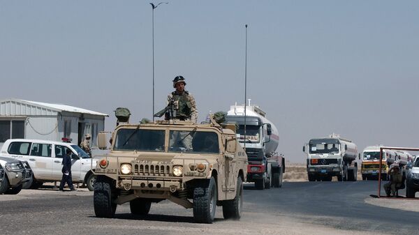 Um comboio de caminhões-tanques de combustível escoltados por um veículo do Exército dos EUA entra no Kuwait no posto fronteiriço militar de Abdaly na fronteira Kuwait-Iraque (foto de arquivo) - Sputnik Brasil