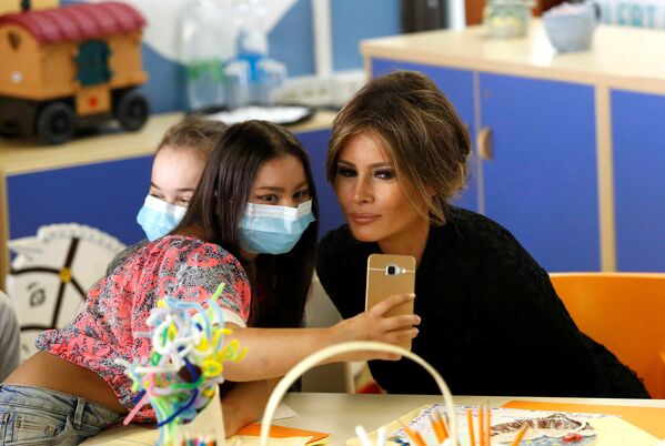 A esposa do presidente dos EUA, Melania Trump, em um hospital em Roma durante sua primeira viagem ao estrangeiro na qualidade de primeira-dama - Sputnik Brasil