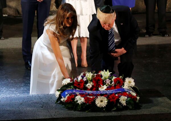 A primeira-dama dos EUA, Melania Trump, e seu marido no memorial Yad Vashem, em Jerusalém, para recordar as vítimas judaicas do Holocausto - Sputnik Brasil