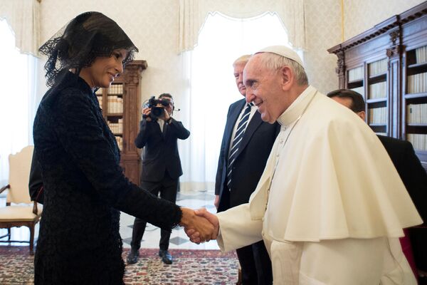 A primeira-dama dos EUA, Melania Trump, e o Papa Francisco na cidade do Vaticano - Sputnik Brasil