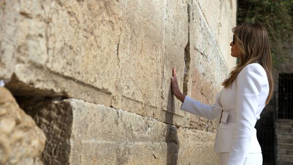 A primeira-dama dos EUA, Melania Trump, perto do Muro das Lamentações em Jerusalém - Sputnik Brasil