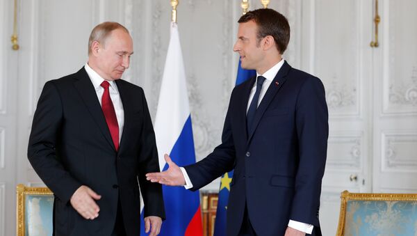 Vladimir Putin, presidente da Rússia, em encontro com o presidente francês, Emmanuel Macron, em Versailles - Sputnik Brasil